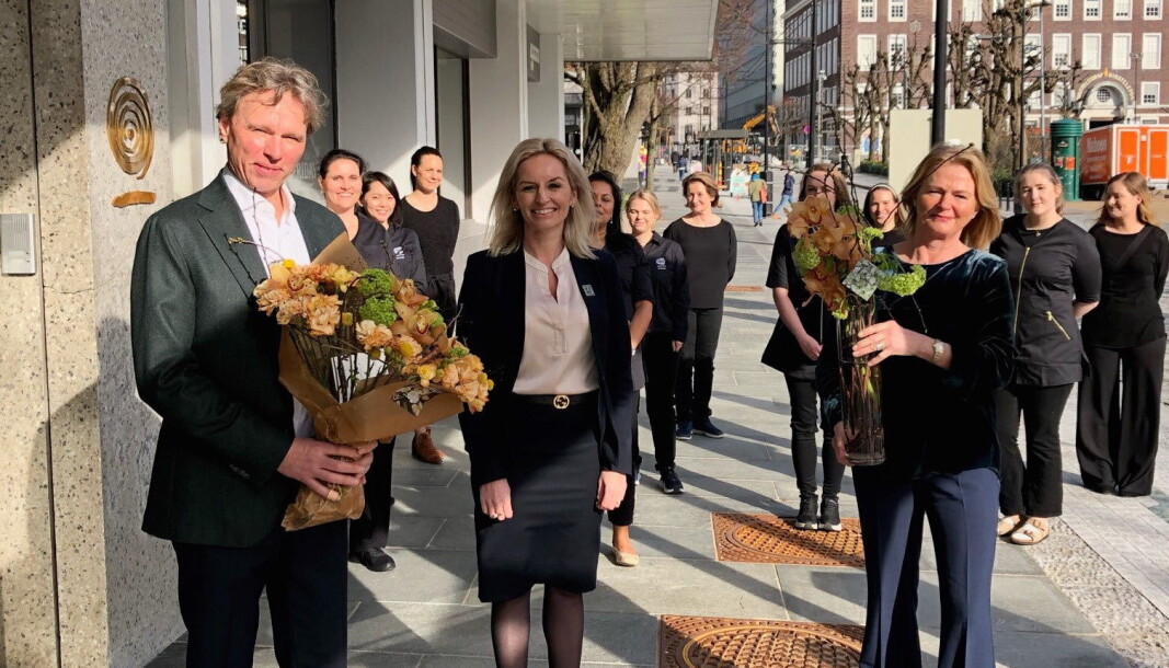 Hotelldirektør Lise Solheim omkranset av daglig leder i Artesia, Ketil H. Stenmarck (til venstre) og gründer og eier Anne Sofie Stenmarck. (Foto: Artesia Spa Hotel Norge) Hotelldirektør Lise Solheim omkranset av daglig leder i Artesia, Ketil H. Stenmarck (til venstre) og gründer og eier Anne Sofie Stenmarck. (Foto: Artesia Spa Hotel Norge)