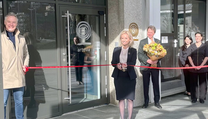Direktør på Hotel Norge by Scandic, Lise Solheim, under den offisielle åpningen av Artesia Spa Hotel Norge i Bergen mandag 8. mars. Gårdeier Geir Hove til venstre i bildet, og daglig leder i Artesia, Ketil H. Stenmack, i bakgrunnen. (Foto: Artesia Spa Hotel Norge) Direktør på Hotel Norge by Scandic, Lise Solheim, under den offisielle åpningen av Artesia Spa Hotel Norge i Bergen mandag 8. mars. Gårdeier Geir Hove til venstre i bildet, og daglig leder i Artesia, Ketil H. Stenmack, i bakgrunnen. (Foto: Artesia Spa Hotel Norge)