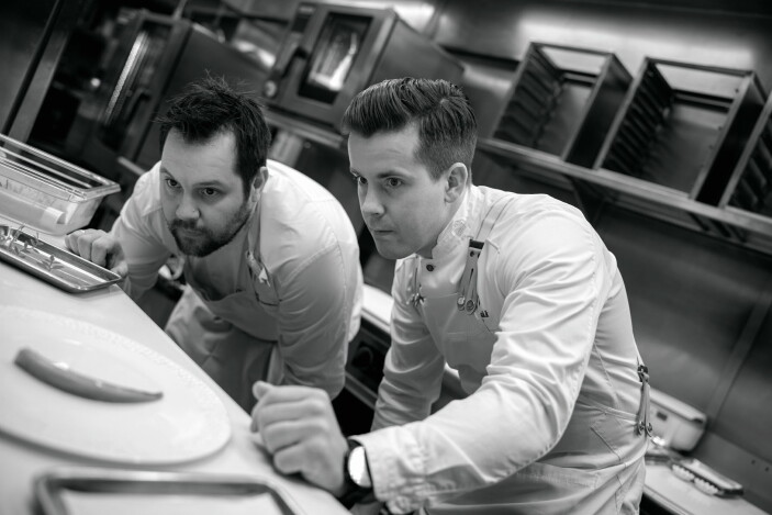 Christopher W. Davidsen og Håkon Solbakk i aksjon på kjøkkenet. (Foto: Wil Lee-Wright) Christopher W. Davidsen og Håkon Solbakk i aksjon på kjøkkenet. (Foto: Wil Lee-Wright)