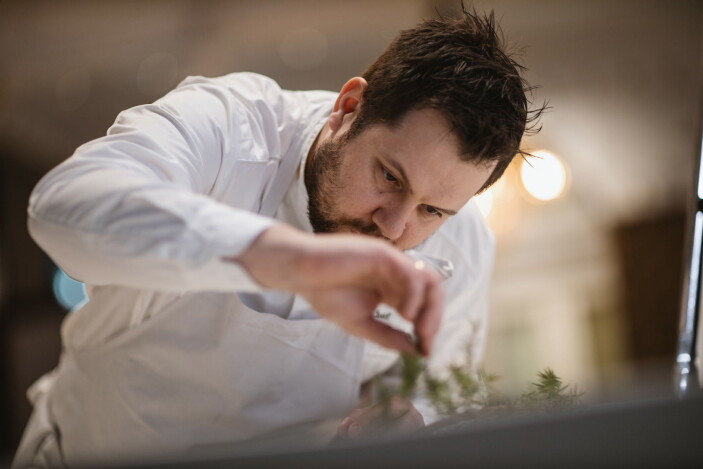 – Vi er i meget godt selskap, og jeg er glad for at Speilsalen blir lagt merke til utenfor Norge, som en forlengelse av Michelin-stjernen vi fikk i fjor, sier kjøkkensjef Christopher W. Davidsen. (Foto: Wil Lee-Wright) – Vi er i meget godt selskap, og jeg er glad for at Speilsalen blir lagt merke til utenfor Norge, som en forlengelse av Michelin-stjernen vi fikk i fjor, sier kjøkkensjef Christopher W. Davidsen. (Foto: Wil Lee-Wright)