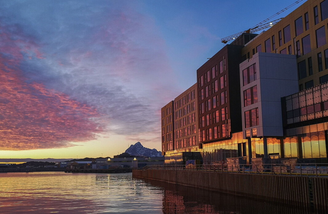Nye Thon Hotel Svolvær ligger helt ytterst på kaia i Svolvær. (Foto/Illustrasjon: Thon Hotels) Nye Thon Hotel Svolvær ligger helt ytterst på kaia i Svolvær. (Foto/Illustrasjon: Thon Hotels)