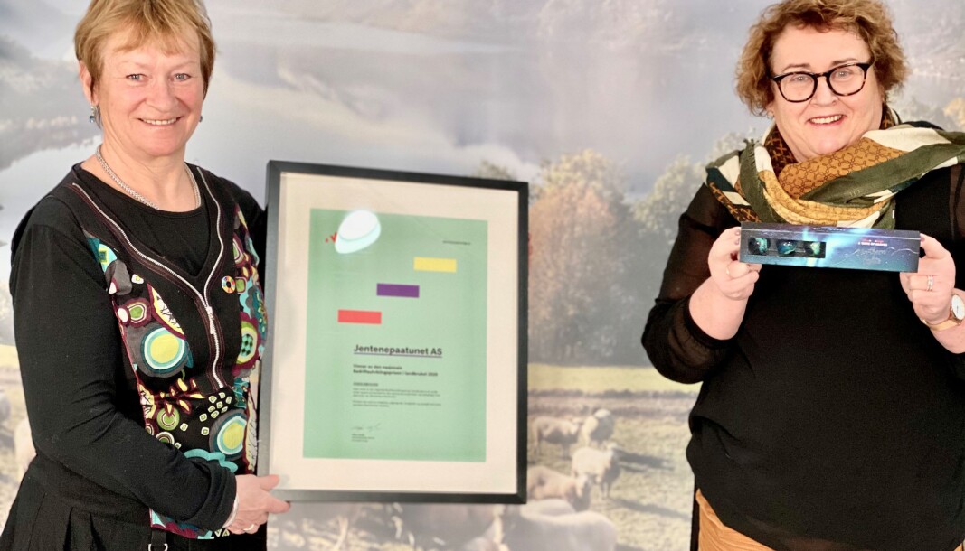 Direktør for bærekraft i Innovasjon Norge, Inger Solberg, og landbruks- og matminister Olaug Bollestad, delte ut prisen til Jentene på tunet. (Foto: Innovasjon Norge) Direktør for bærekraft i Innovasjon Norge, Inger Solberg, og landbruks- og matminister Olaug Bollestad, delte ut prisen til Jentene på tunet. (Foto: Innovasjon Norge)