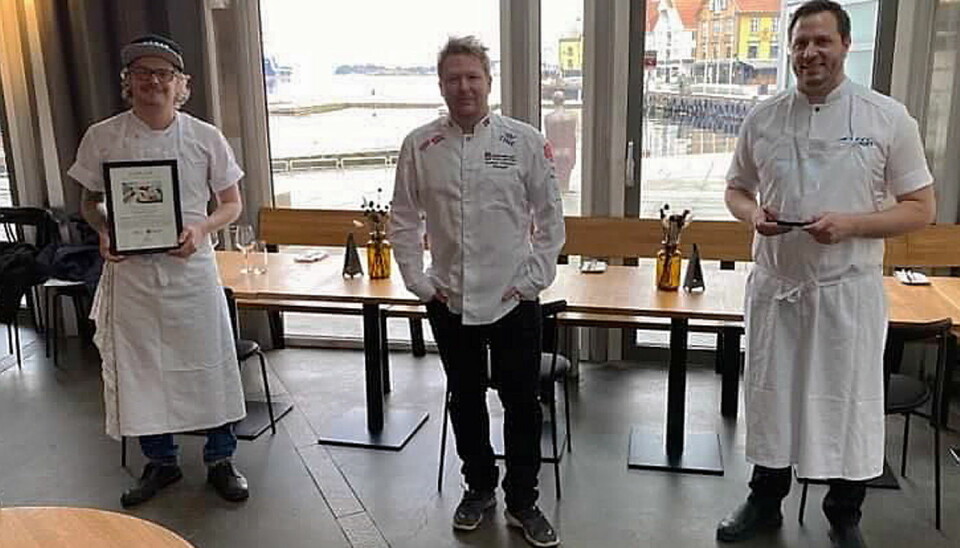 Karl Erik Pallesen (til venstre) og Lars Erik Kristiansen sammen med manager for de norske kokkelandslagene, Gunnar Hvarnes (midten). (Foto: NKL/Fisketorget)