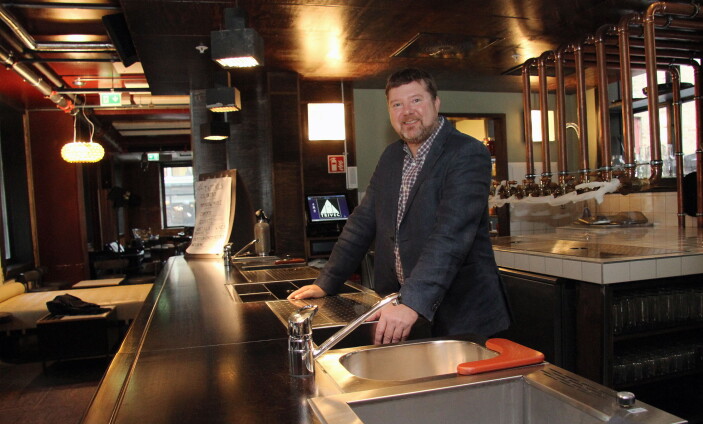 Morten Hovde Larsen i baren på Himkok. (Foto: Morten Holt, arkiv) Morten Hovde Larsen i baren på Himkok. (Foto: Morten Holt, arkiv)