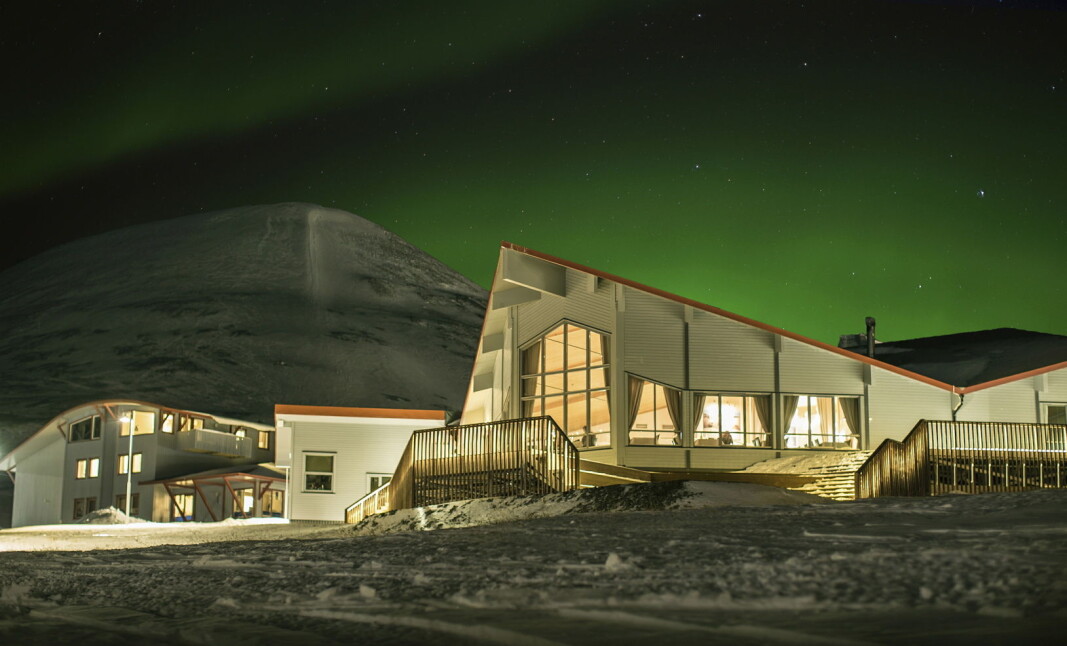 Hurtigruten Svalbard skal fortsatt drive Polarhotellet og resten av hotellene, restaurantene og butikkene i Longyearbyen selv om bygningsmassen selges til Store Norske. (Foto: Shutterbird Productions/Hurtigruten Svalbard) Hurtigruten Svalbard skal fortsatt drive Polarhotellet og resten av hotellene, restaurantene og butikkene i Longyearbyen selv om bygningsmassen selges til Store Norske. (Foto: Shutterbird Productions/Hurtigruten Svalbard)