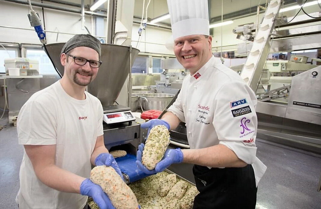 Svein Jæger Hansen (til høyre) lanserer villmarksbrødet i samarbeid med Bakeriet. (Foto: Privat) Svein Jæger Hansen (til høyre) lanserer villmarksbrødet i samarbeid med Bakeriet. (Foto: Privat)