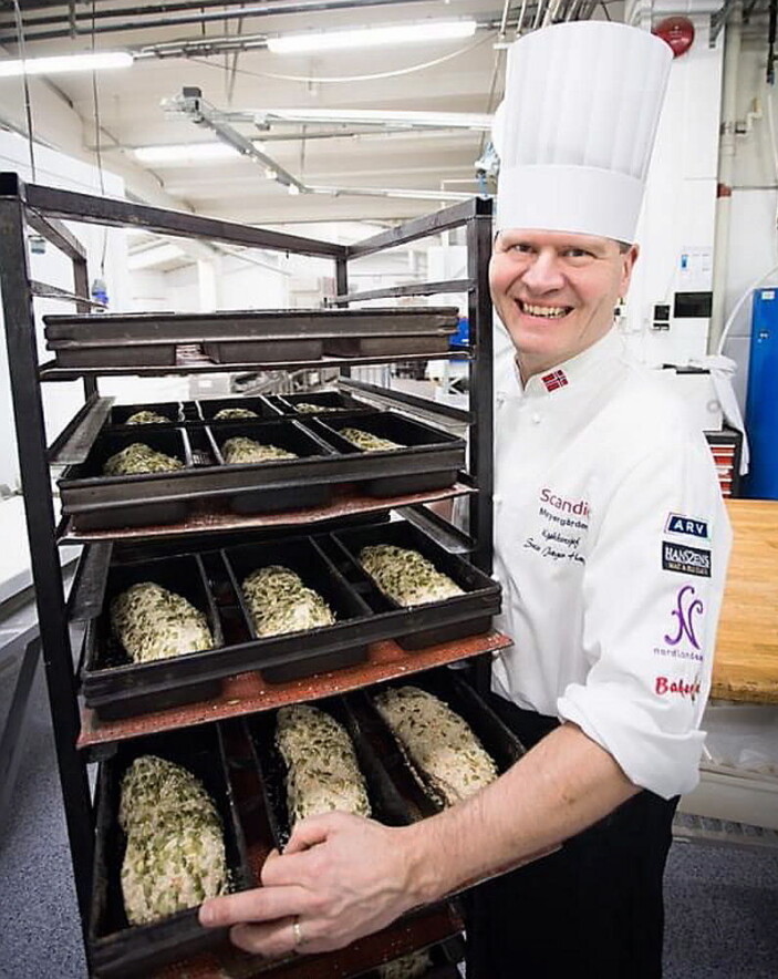Svein Jæger Hansen med villmarksbrødet. (Foto: Privat) Svein Jæger Hansen med villmarksbrødet. (Foto: Privat)