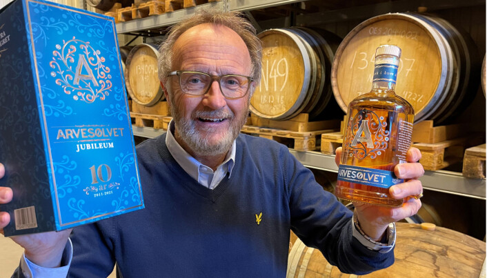 Odd Johan Nelvik med jubileumsutgaven av Arvesølvet Aquavit. (Foto: Det Norske Brenneri) Odd Johan Nelvik med jubileumsutgaven av Arvesølvet Aquavit. (Foto: Det Norske Brenneri)