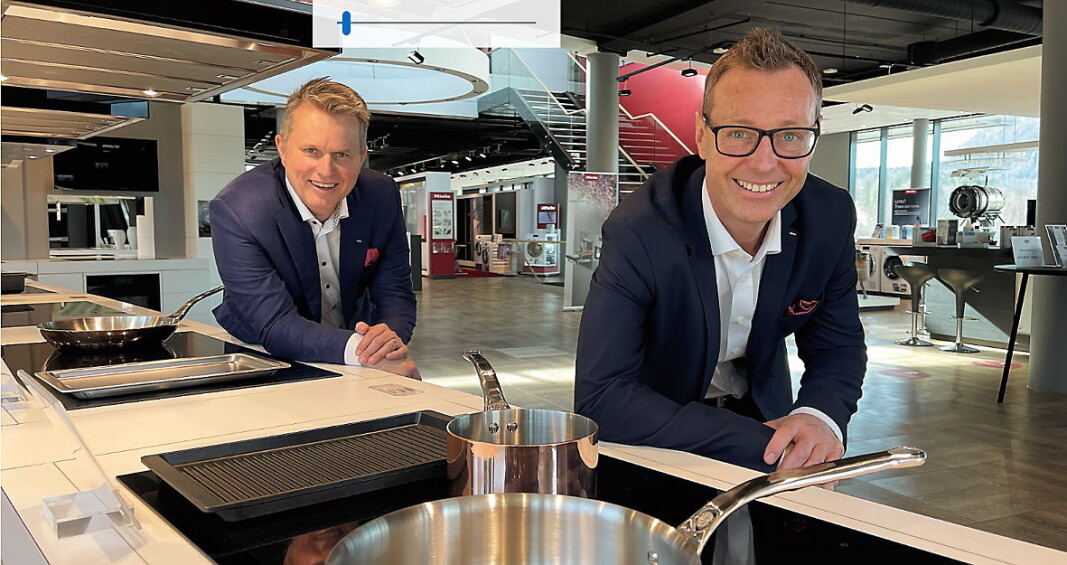 Espen Tho (til høyre) er ny administrerende direktør for Miele Norge. Til venstre avstroppende leder Anders Kjekstad, som ny blir ny marketingdirektør for Miele i Norden. (Foto: Stian Sønsteng, Elektronikkbransjen.no) Espen Tho (til høyre) er ny administrerende direktør for Miele Norge. Til venstre avstroppende leder Anders Kjekstad, som ny blir ny marketingdirektør for Miele i Norden. (Foto: Stian Sønsteng, Elektronikkbransjen.no)