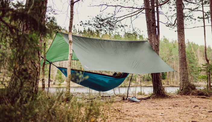 Tarp er et must på hengekøyetur. (Foto: Bergans/Marius Dalseg Sætre) Tarp er et must på hengekøyetur. (Foto: Bergans/Marius Dalseg Sætre)