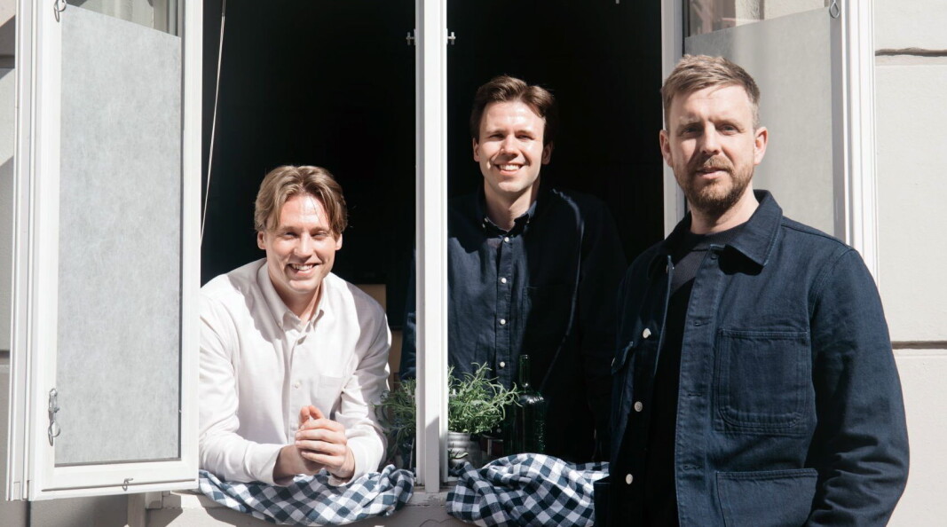 Magnus Liøkel (fra venstre) og Ole Kristian Samuelsen sammen med administrerende direktør og gründer i Livly, Jonas Stokke. (Foto: Sultne Gutter) Magnus Liøkel (fra venstre) og Ole Kristian Samuelsen sammen med administrerende direktør og gründer i Livly, Jonas Stokke. (Foto: Sultne Gutter)