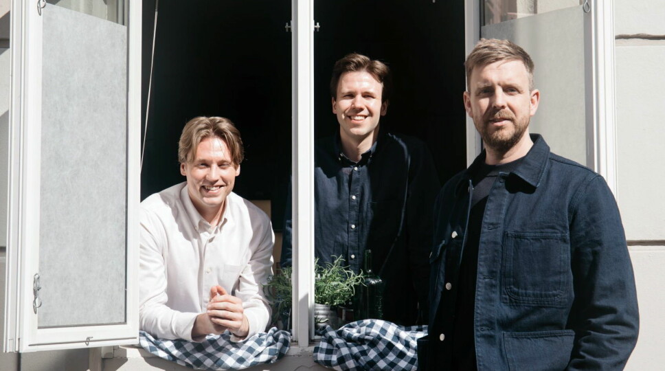 Magnus Liøkel (fra venstre) og Ole Kristian Samuelsen sammen med administrerende direktør og gründer i Livly, Jonas Stokke. (Foto: Sultne Gutter)
