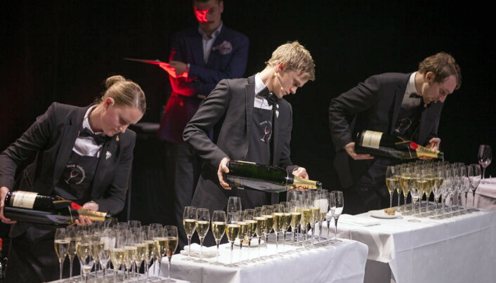 Fra et tidligere mesterskap. Fra venstre Heidi Iren Hansen, Henrik Dahl Jahnsen og Simon Zimmermann. (Foto: Norsk Vinkelnerforening, arkiv) Fra et tidligere mesterskap. Fra venstre Heidi Iren Hansen, Henrik Dahl Jahnsen og Simon Zimmermann. (Foto: Norsk Vinkelnerforening, arkiv)
