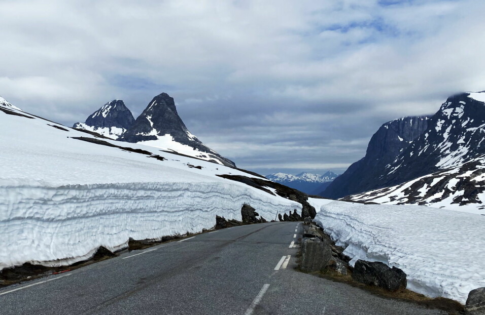 Bispen (nærmest) og Kongen til venstre i bildet er alternativer til Romsdalseggen. (Foto: Morten Holt)