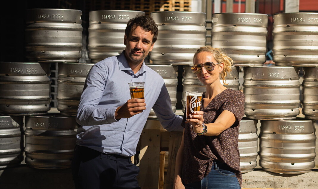 Hansa Borg Bryggerier gar tatt initiativ til et samarbeidsprosjekt i bryggeri- og drikkevarebransjen, for å finne en bærekraftig felles standard for konserter og festivaler i Norge. – Vi gjør dette, da vi mener miljø ikke skal være et konkurranseelement, men et felles mål for alle aktører, sier Stina Kildedal-Johannessen. Her sammen med prosess- og prosjektleder innkjøp, Andreas Haugane, ved Hansa Borg Bryggerier som har vært en av pådriverne bak løsningen. (Foto: Hansa Borg Bryggerier/Mariann Hillestad) Hansa Borg Bryggerier gar tatt initiativ til et samarbeidsprosjekt i bryggeri- og drikkevarebransjen, for å finne en bærekraftig felles standard for konserter og festivaler i Norge. – Vi gjør dette, da vi mener miljø ikke skal være et konkurranseelement, men et felles mål for alle aktører, sier Stina Kildedal-Johannessen. Her sammen med prosess- og prosjektleder innkjøp, Andreas Haugane, ved Hansa Borg Bryggerier som har vært en av pådriverne bak løsningen. (Foto: Hansa Borg Bryggerier/Mariann Hillestad)