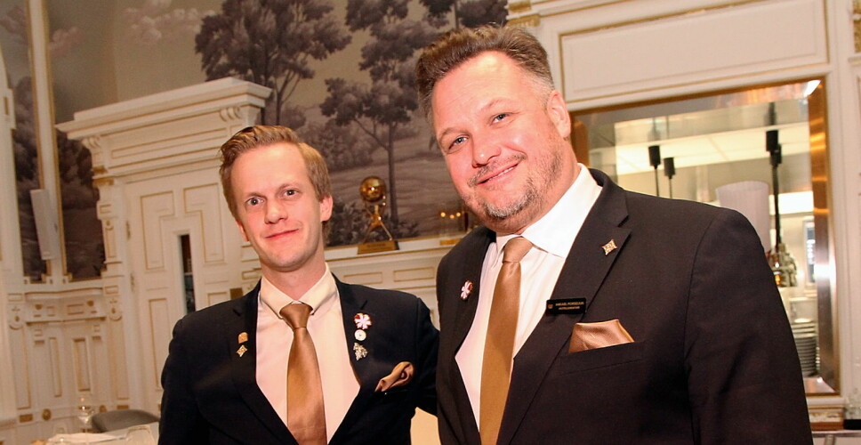 Henrik Dahl Jahnsen (til venstre) sammen med hotelldirektør på Britannia Hotel, Mikael Forselius. (Foto: Morten Holt)