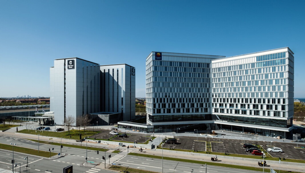 Comfort Hotel Copenhagen Airport (til høyre) ligger like inntil Clarion Hotel Copenhagen Airport. Comfort Hotel Copenhagen Airport (til høyre) ligger like inntil Clarion Hotel Copenhagen Airport.