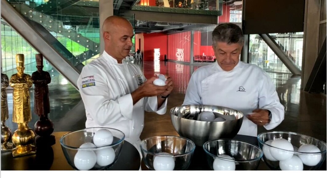 Her har Regis Marcon (til høyre) akkurat trukket Norge opp som første land fra bollen. Til venstre Jerome Bocuse, sønnen til Paul Bocuse, som startet Bocuse d'Or i 1987. (Screenshot) Her har Regis Marcon (til høyre) akkurat trukket Norge opp som første land fra bollen. Til venstre Jerome Bocuse, sønnen til Paul Bocuse, som startet Bocuse d'Or i 1987. (Screenshot)