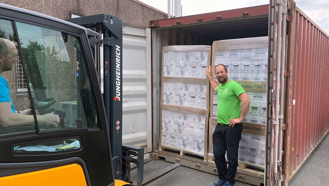 Sjef på destilleriet i Grimstad, Fabian Widmer, sender en ny container med Harahorn til ginelskende amerikanere. (Foto: Det Norske Brenneri) Sjef på destilleriet i Grimstad, Fabian Widmer, sender en ny container med Harahorn til ginelskende amerikanere. (Foto: Det Norske Brenneri)