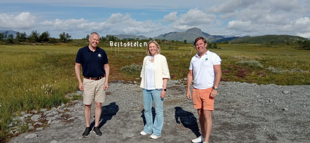 – Norsk reiseliv vil tjene på å få et landbruks-, mat- og reiselivsdepartement etter valget, mener Beitostølen Resort-direktør Atle Hovi (til venstre) her sammen med Sylvi Listhaug og bror og kompanjong Bjørnar Hovi på Beitostølen. (Foto: Beitostølen Resort) – Norsk reiseliv vil tjene på å få et landbruks-, mat- og reiselivsdepartement etter valget, mener Beitostølen Resort-direktør Atle Hovi (til venstre) her sammen med Sylvi Listhaug og bror og kompanjong Bjørnar Hovi på Beitostølen. (Foto: Beitostølen Resort)