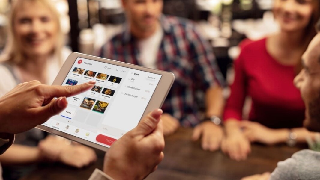 Bestilling ved bordet kan forekomme gjennom self-service app løsning eller serveringsstedets eget bestillingsverktøy. (Illustrasjonsfoto: QuickOrder) Bestilling ved bordet kan forekomme gjennom self-service app løsning eller serveringsstedets eget bestillingsverktøy. (Illustrasjonsfoto: QuickOrder)