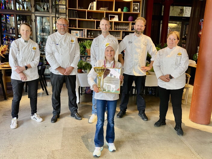 Dommerne og vinneren. Fra venstre Nina Kristoffersen, Bent Stiansen, Espen Ramnestedt, Tom Victor Gausdal og Kristine Hartvigsen. Foran vinneren Stella Vedal Grøttheim. (Foto: Norsk Gastronomi) Dommerne og vinneren. Fra venstre Nina Kristoffersen, Bent Stiansen, Espen Ramnestedt, Tom Victor Gausdal og Kristine Hartvigsen. Foran vinneren Stella Vedal Grøttheim. (Foto: Norsk Gastronomi)