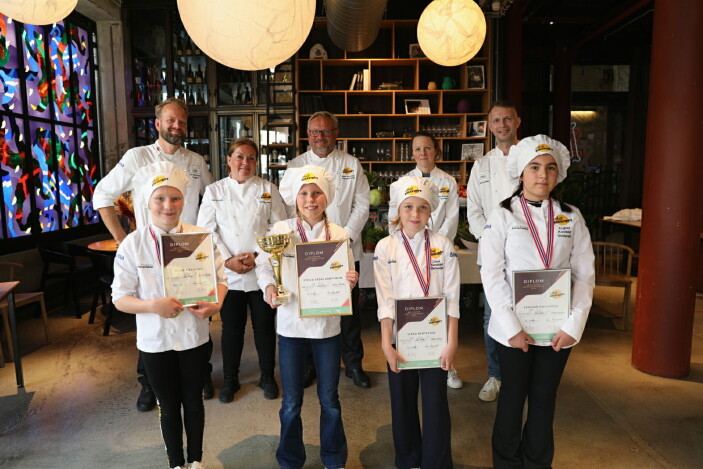 De fire finalistene sammen med juryen. Fra venstre Vilde Fjeldstad, Stella Vedal Grøttheim, Linea Bertelsen og Ezginur Kocaguzel. (Foto: Norsk Gastronomi) De fire finalistene sammen med juryen. Fra venstre Vilde Fjeldstad, Stella Vedal Grøttheim, Linea Bertelsen og Ezginur Kocaguzel. (Foto: Norsk Gastronomi)