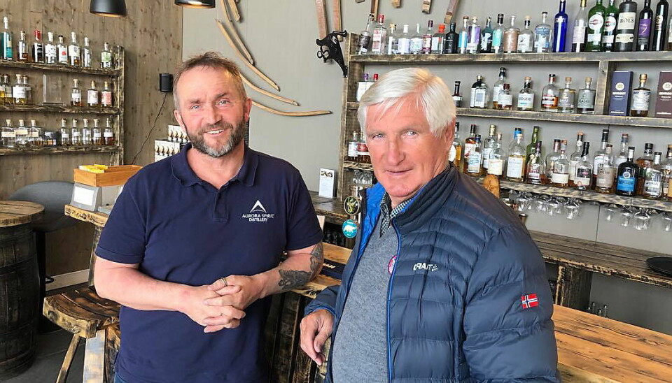 Daglig leder for Aurora Spirit Distillery Tor Petter W. Christensen (til venstre), forklarer Bjørn Wirkola litt om akevittproduksjonen. (Foto: Norske Akevitters Venner)
