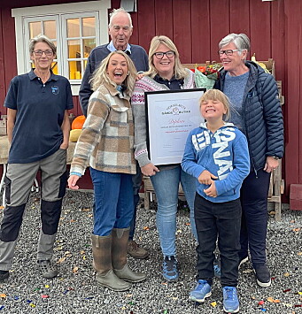 Jubel på Fredheim gård etter at gården ble kåret til Norges beste gårdsbutikk. (Foto: Hanen) Jubel på Fredheim gård etter at gården ble kåret til Norges beste gårdsbutikk. (Foto: Hanen)