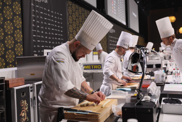 Christian A. Pettersen er godt i gang i Lyon. (Foto: Stiftelsen Norsk Gastronomi) Christian A. Pettersen er godt i gang i Lyon. (Foto: Stiftelsen Norsk Gastronomi)