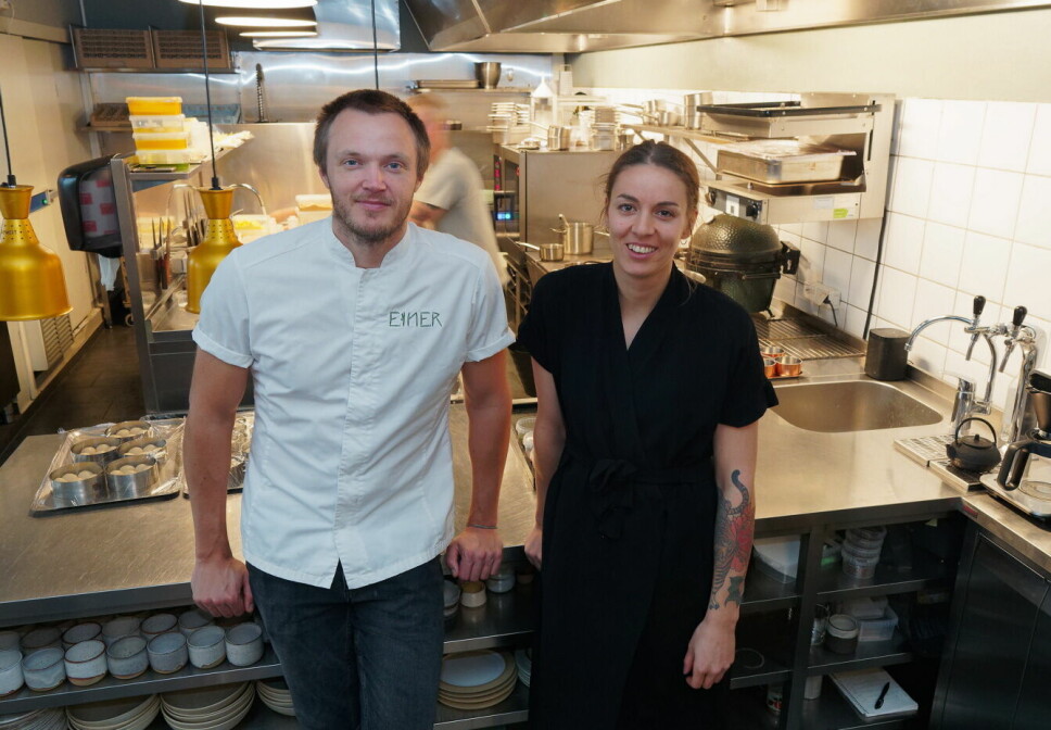 Bak Svein Trandem og Sara Johansson er det aktivitet på et prisnominert kjøkken. Restaurant Einer er nominert som årets kjøkken i Matprisen, sammen med Breddos Tacos og Fagn. (Foto: Georg Mathisen)