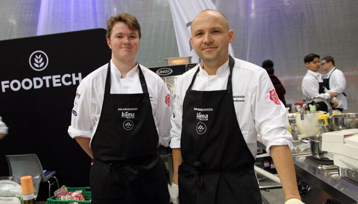 Maciej Wlodkowski (til høyre) sammen med commis Sebastian H. Øverland. (Foto: Morten Holt) Maciej Wlodkowski (til høyre) sammen med commis Sebastian H. Øverland. (Foto: Morten Holt)