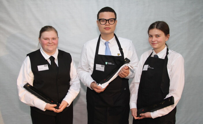 Cecilie Eng, Hilde Sivesind Åmot og Alexander Bugge-Jenssen fra VG2 på Raufoss videregående skole vant borddekningskonkurransen på Østlandske Storhusholdning 2021. (Foto: Morten Holt) Cecilie Eng, Hilde Sivesind Åmot og Alexander Bugge-Jenssen fra VG2 på Raufoss videregående skole vant borddekningskonkurransen på Østlandske Storhusholdning 2021. (Foto: Morten Holt)