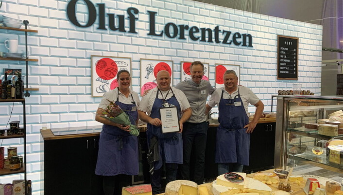 De ansatte på Oluf Lorentzens stand sammen med messegeneral Konrad Sel. (Foto: Østlandske Storhusholdning) De ansatte på Oluf Lorentzens stand sammen med messegeneral Konrad Sel. (Foto: Østlandske Storhusholdning)