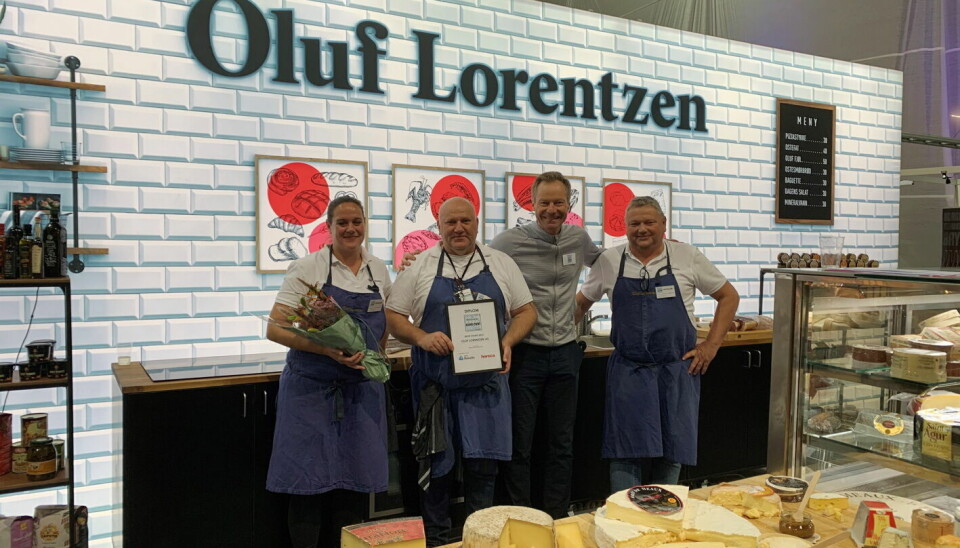 De ansatte på Oluf Lorentzens stand sammen med messegeneral Konrad Sel. (Foto: Østlandske Storhusholdning)