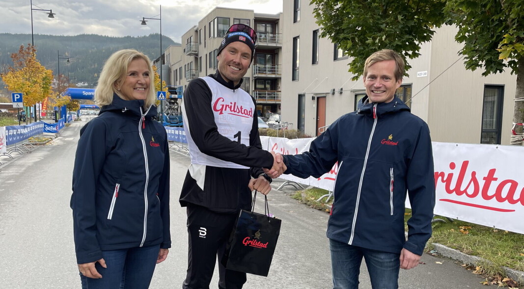Kristin Almås, sponsoransvarlig i Grilstad og Terje Sørnes, salgsdirektør i Grilstad, er glade for å kunne bidra til at Emil Iversen blir verdens beste skiløper. (Foto: Grilstad) Kristin Almås, sponsoransvarlig i Grilstad og Terje Sørnes, salgsdirektør i Grilstad, er glade for å kunne bidra til at Emil Iversen blir verdens beste skiløper. (Foto: Grilstad)