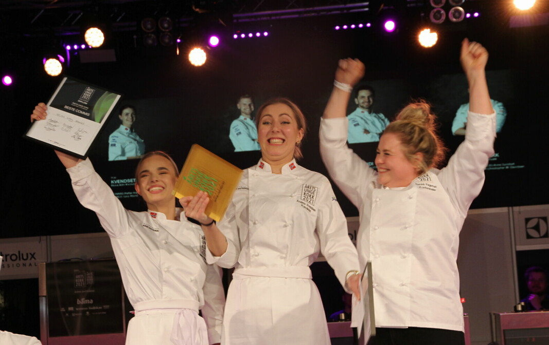 Melina Wang Brekke (commis), Andrea Svendsen og Reneé Fagerhøi (coach) jubler over gullet i Årets unge kokk 2021. (Foto: Morten Holt)