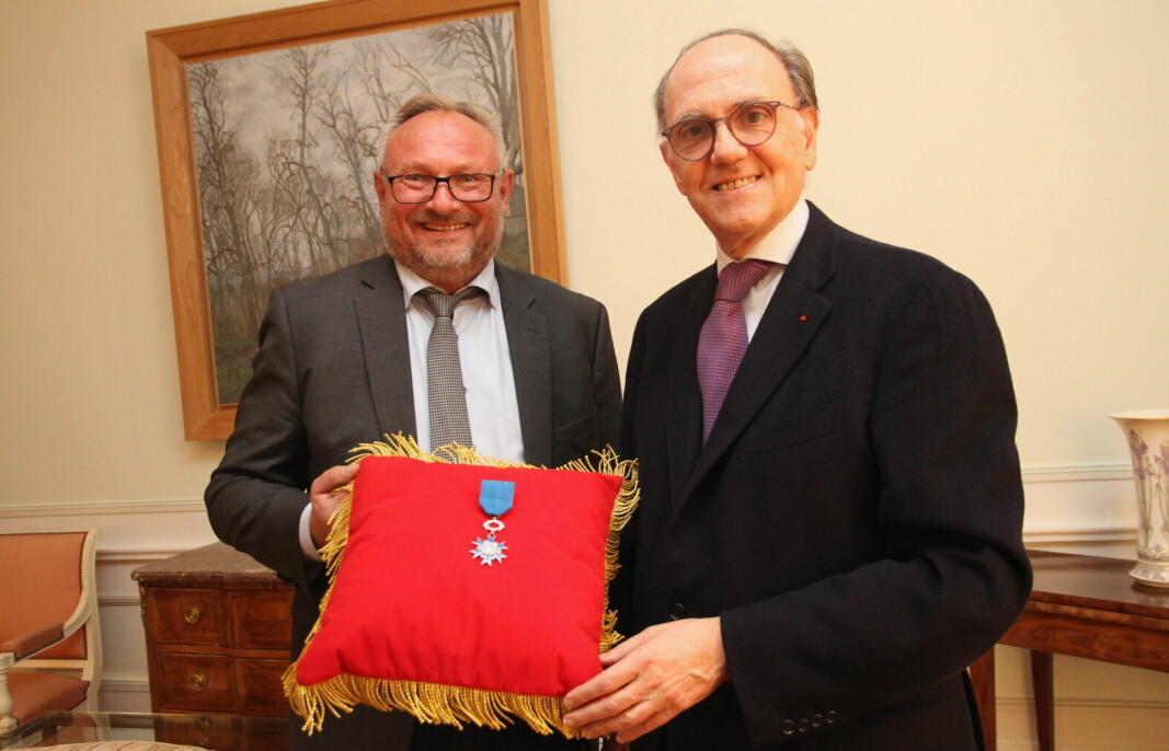 Bent Stiansen sammen med den franske ambassadøren til Norge, Pierre-Mathieu Duhamel. (Foto: Morten Holt)