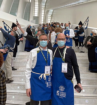 Eivind Haalien og Svein Erik Backlund fra Oluf Lorentzen (foran) når dommerne entrer dømmingsområdet, anført av sekkepiper og trommer. (Foto: Privat) Eivind Haalien og Svein Erik Backlund fra Oluf Lorentzen (foran) når dommerne entrer dømmingsområdet, anført av sekkepiper og trommer. (Foto: Privat)