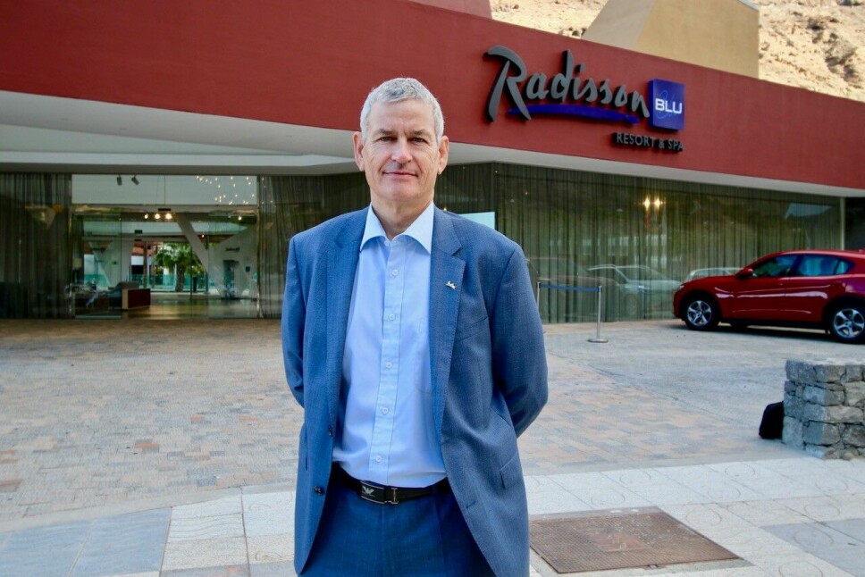 Bergenseren Finn Berstad er sjef for begge de to populære Radisson Blu-hotellene på Gran Canaria, her foran hotellet i Mogan, helt sør på øya, som mange nordmenn etter hvert har blitt kjent med. (Foto: DestinasjonsKirurgene)