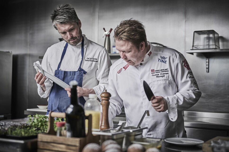 Kjøkkensjef («Executive Head Chef» på Havila Kystruten, Andre Karoliussen (til venstre) og OL-mester i kokkekunst, Gunnar Hvarnes sier maten skal bli minst halvparten av grunnen til å reise med Havila Kystruten. (Foto Tom Haga/Havila Kystruten)