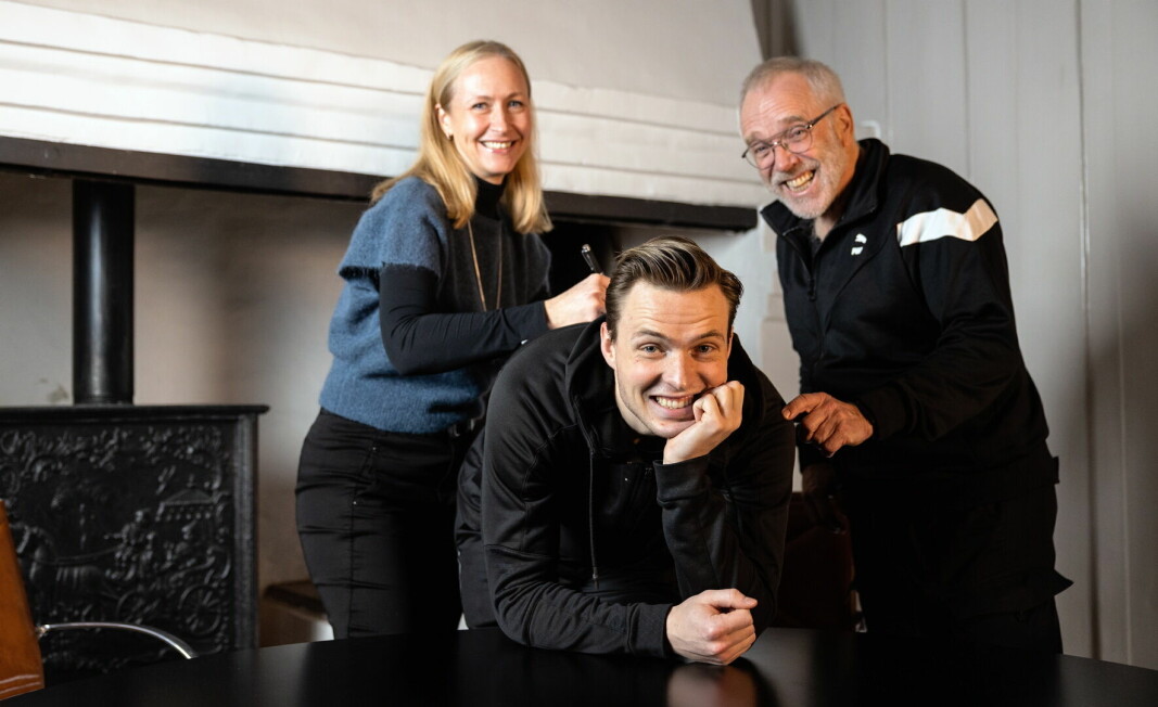 Administrerende direktør i Norges sjømatråd, Renate Larsen, Karsten Warholm og trener Leif Olav Alnes. (Foto: Norges sjømatråd)