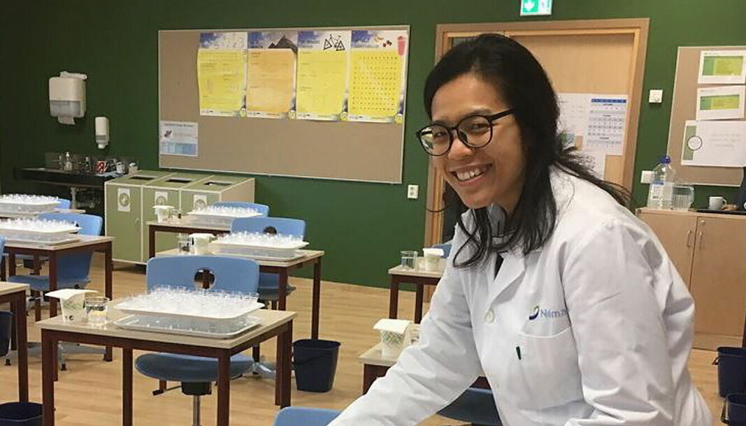 Ervina klargjør prøver for tester i en skoleklasse. (Foto: Nofima)