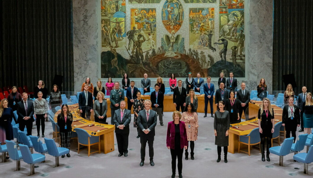 I symbolsk gave til de andre landene i FNs Sikkerhetsråd valgte Norge Gudbrandsdalsosten som nasjonal kulturmarkør, da Norges FN-ambassadør Mona Juhl tok over presidentskapet I New York. (Foto: Mark Garten/FN)