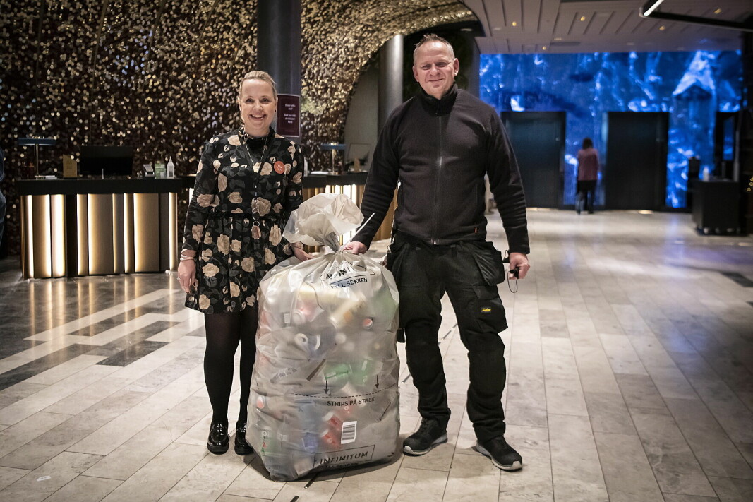 Assisterende hotelldirektør Eliin Kittelsen og teknisk sjef Tom Rønningen jobber for en bærekraftig drift på Clarion Hotel The Hub. Gjenvinning av panten er blant mange tiltak, som også gir penger tilbake. (Foto: Katrine Lunke)