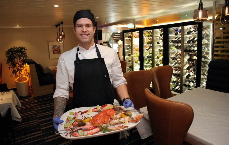 Kokk Keith Nilsson har tilberedt en kongekrabbemiddag i Kysten Fine Dining på MS Nordlys. (Foto: Morten Holt)