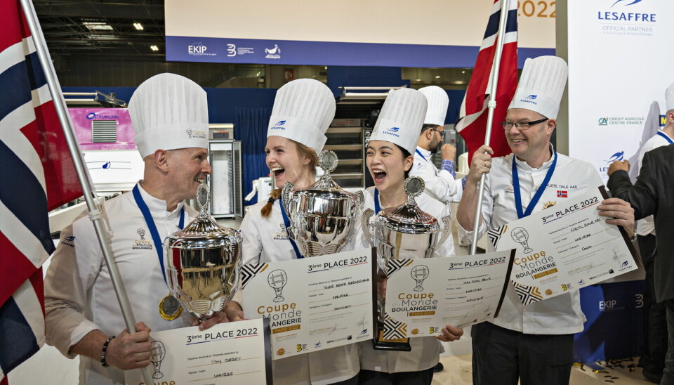 Glade norske bakere etter en overraskende og imponerende tredjeplass i bake-VM i Paris. Fra venstre: Rémy Corbet, Trude Beate Brendehaug, Xiao Juan Peng og trener Kjetil Dale Aas.