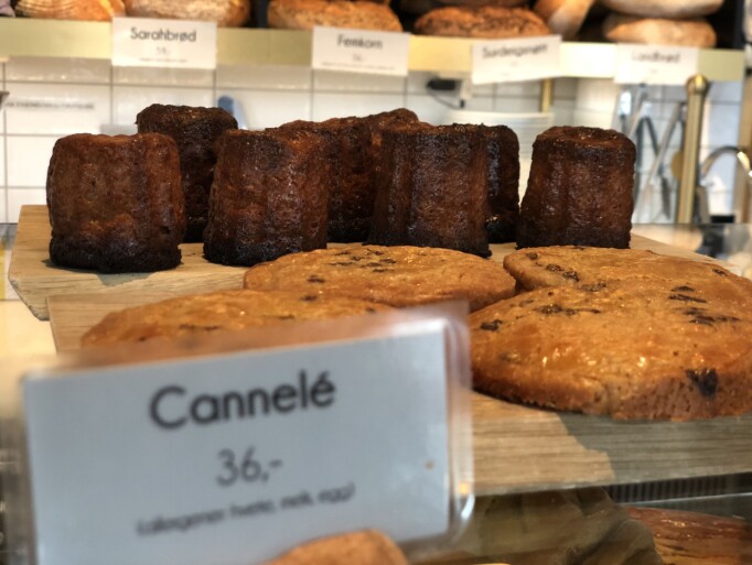 Cannelé, et eksklusivt fransk bakverk med helt unik smak, er blant produktene du finner bak disken på Grains. Cannelé, et eksklusivt fransk bakverk med helt unik smak, er blant produktene du finner bak disken på Grains.