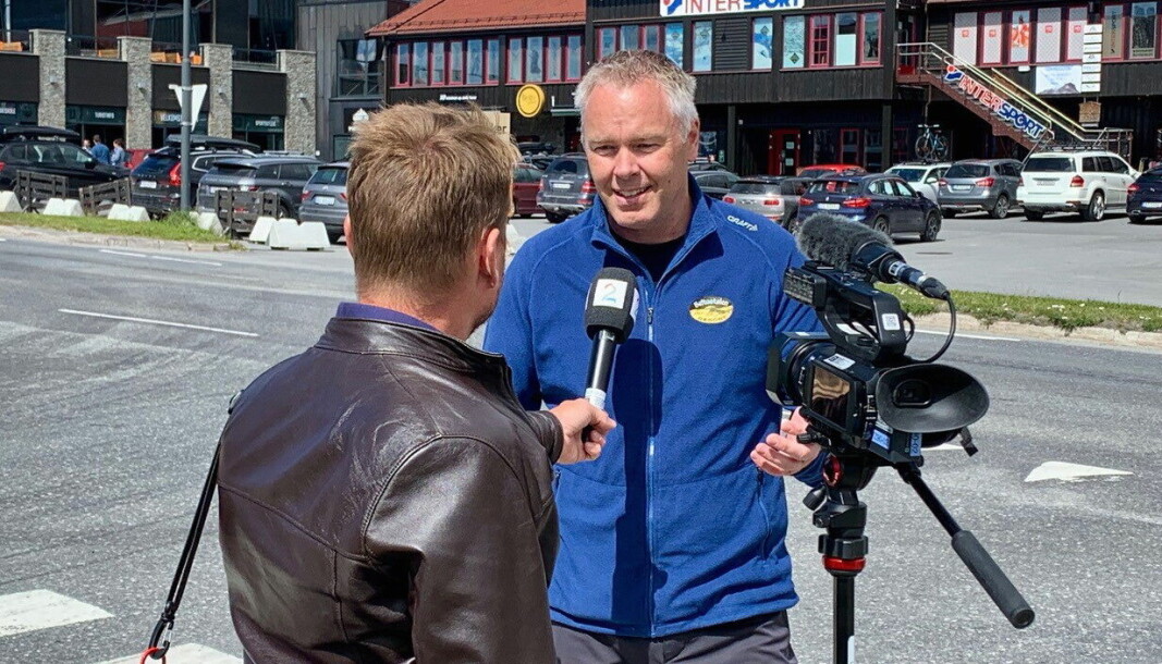 Det er ikke første gang Atle Hovi kan ønske TV2 velkommen til Beitostølen. Her intervjues han av reporter Stein Akre i TV2-nyhetene. (Foto: DestinasjonsKirurgene)