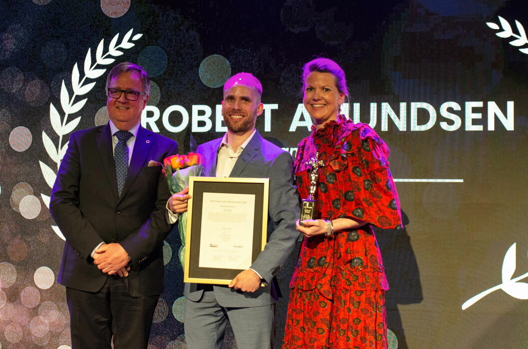 Robert Amundsen (midten) er kåret til «Årets unge leder 2022». (Foto: HSMAI Awards)